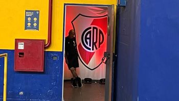 rojo y blanco en la bombonera: river ploteo el vestuario visitante rojo y blanco en la bombonera: river ploteo el vestuario visitante