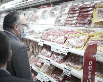 El ministro de Desarrollo Productivo, Matías Kulfas, revisa los precios de la carne en un supermercado - @KulfasM