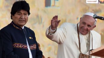 el papa llego a bolivia y fue recibido por evo morales el papa llego a bolivia y fue recibido por evo morales