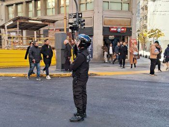 Un efectivo de la Policía de la Ciudad lleva a cabo el habitual protocolo