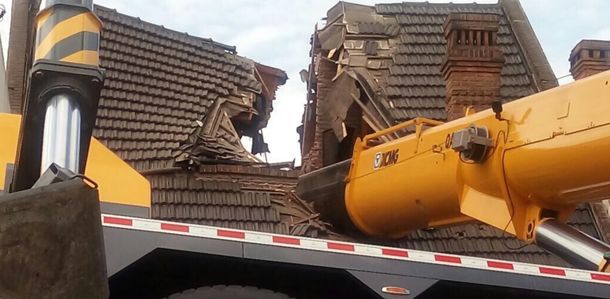 Mataderos: sacaron la grúa del techo de la casa pero continúan los trabajos