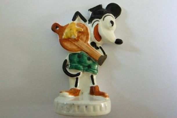 Recuerdo del horror: hallan juguete de Mickey de un nene que estuvo en Auschwitz