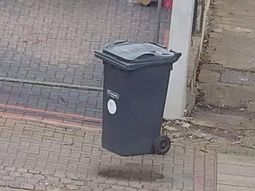 Reino Unido: un tacho de basura flotante sorprendi&oacute; a los m&aacute;s desprevenidos