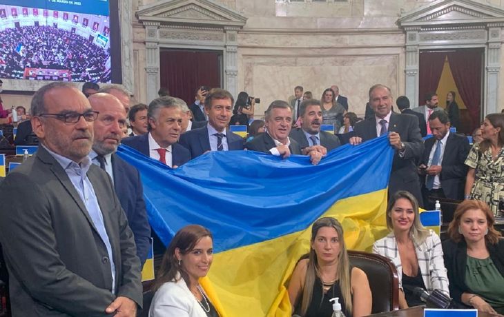 La oposición posa con bandera de Ucrania en el Congreso