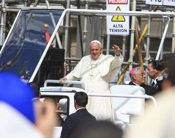 El Papa llega a Paraguay y miles de argentinos cruzan la frontera para verlo