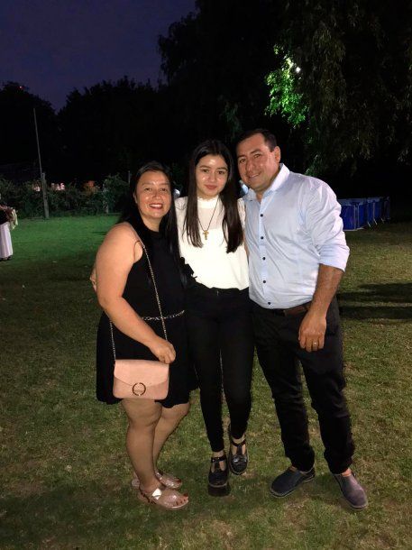 Milagros junto a su mamá Cristina Retamanzo y su papá Ricardo Galarza.