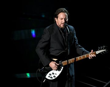 Eddie Vedder en el In Memoriam de los Oscar