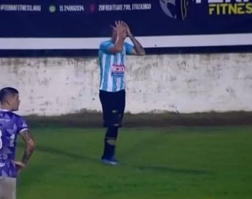 Nueva visto: expulsaron a un jugador del Ascenso por hacer pis en medio del partido