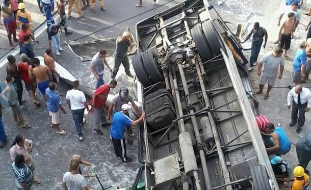 Un micro cayó de un viaducto en Brasil: siete muertos