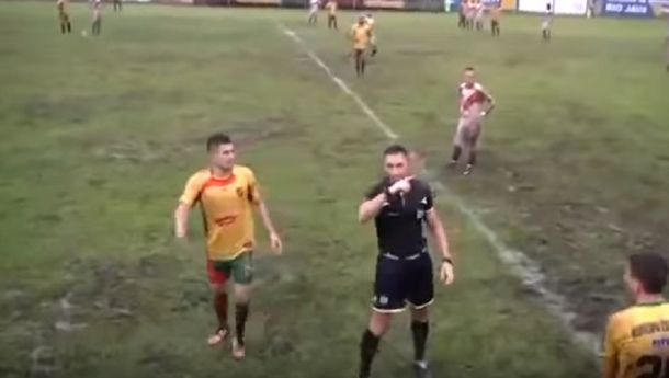 Insólito: un árbitro expulsó al relator de un partido
