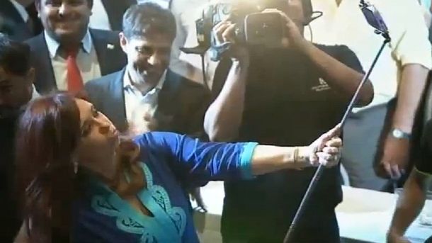 A pura selfie stick, Cristina se entusiasma sacándose fotos con militantes