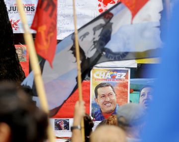 Manifestación en apoyo a Maduro frente a la Embajada en Argentina