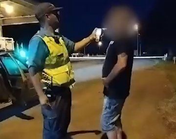 Video: borracho quiso coimear a un agente de tránsito con un par de medias