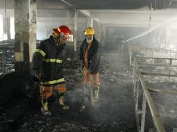 al menos 120 muertos en un incendio en bangladesh al menos 120 muertos en un incendio en bangladesh