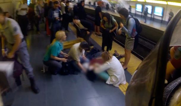 Donó sangre, se desmayó en una estación de subte y cayó en las vías