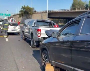 Impresionante choque múltiple en la General Paz: una camioneta quedó montada sobre un auto