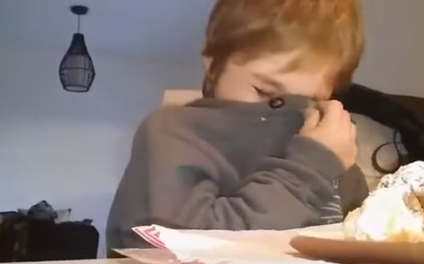 Conmovedor: un nene rompe en llanto por la posible partida de Bou de Racing