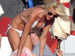 Victoria Silvstedt sedujo a todos con su bikini blanco