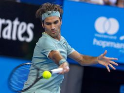 Federer volvió a las canchas con un triunfo Federer volvió a las canchas con un triunfo