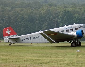 Tragedia en los Alpes suizos: se estrelló un avión antiguo y hay al menos 20 muertos