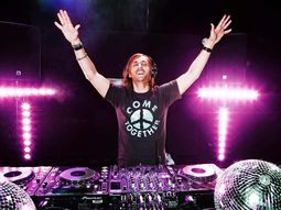 a david guetta se le rompio el pendrive y se quedo sin musica a david guetta se le rompio el pendrive y se quedo sin musica