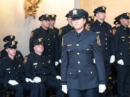 La mujer se graduó hace poco tiempo