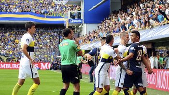 Darío Herrera le mostró la tarjeta roja a Teo Gutiérrez y Ricardo Centurión Darío Herrera le mostró la tarjeta roja a Teo Gutiérrez y Ricardo Centurión