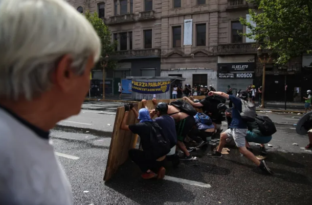 Detuvieron al manifestante que habría arrojado una molotov en la marcha contra la Reforma Laboral