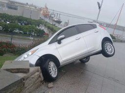 Mar del Plata: perdió el control de su auto, lo volcó y quedó colgado del paredón de la Costa