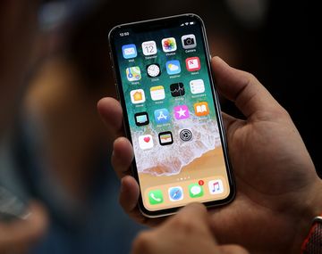 Llegó el iPhone X al país: ¿conviene comprarlo acá o en Miami?