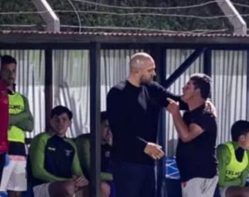 Escándalo en Uruguay: un hincha borracho invadió la cancha y saludó al DT rival