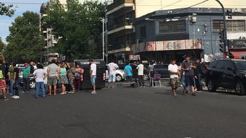 tension en la calle avellaneda por un piquete de manteros tension en la calle avellaneda por un piquete de manteros