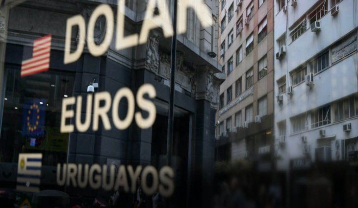 El dólar blue no para de caer y se acerca a los 140 pesos