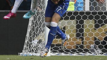 con este gol de espalda, uruguay se metio en octavos de final con este gol de espalda, uruguay se metio en octavos de final