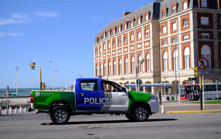 Policías que revisaban el cumplimiento de la cuarentena en la playa le robaron al bañero