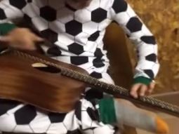 VIDEO: Un chico ciego toca una canción de B.B. King 