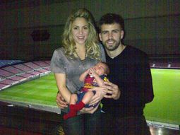 Shakira, Gerard Piqué y su pequeño hijo Milan Shakira, Gerard Piqué y su pequeño hijo Milan