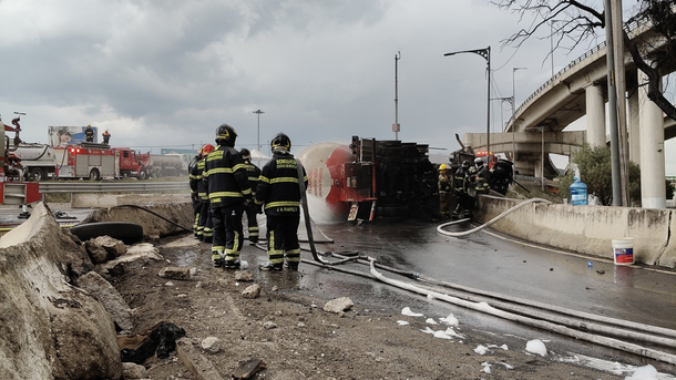 A qué hospitales fueron trasladados las 57 personas heridas por la explosión de pipa de gas en la calzada Ignacio Zaragoza.