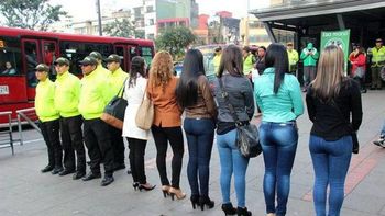 insolita medida: usan a mujeres policia de carnada para combatir los manoseos insolita medida: usan a mujeres policia de carnada para combatir los manoseos