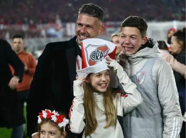 El romántico momento de Martín Demichelis y Evangelina Anderson en los festejos de River campeón