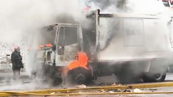 video: un camion de basura se prendio fuego en nueva pompeya video: un camion de basura se prendio fuego en nueva pompeya