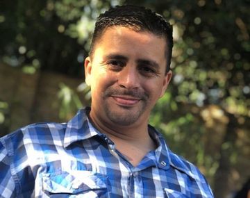 Reynal López viajaba en moto, le tiraron un adoquín para robarle y está grave