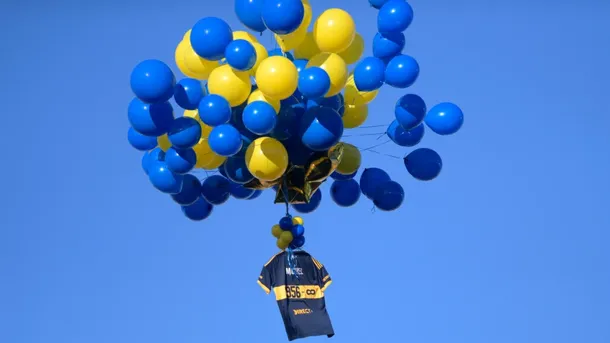 Apareció en Cañada Nieto, Uruguay, la camiseta que Boca mandó al cielo en homenaje a Miguel Ángel Russo