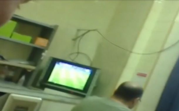 Escándalo: un médico ignoró a los pacientes para ver un partido de fútbol