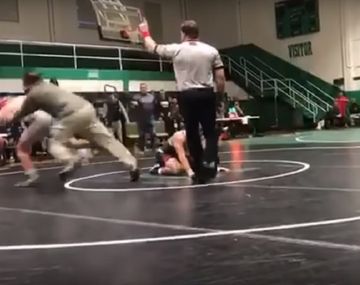 Un padre furioso atacó al oponente de su hijo en pleno combate de lucha libre