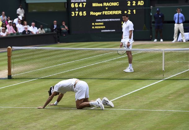 El Rey, de rodillas: Raonic eliminó a Federer en la semi de Wimbledon