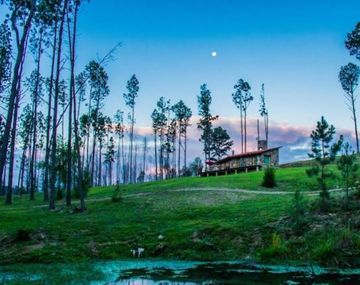 Un pequeño pueblo rodeado de bosques, senderos y ríos.