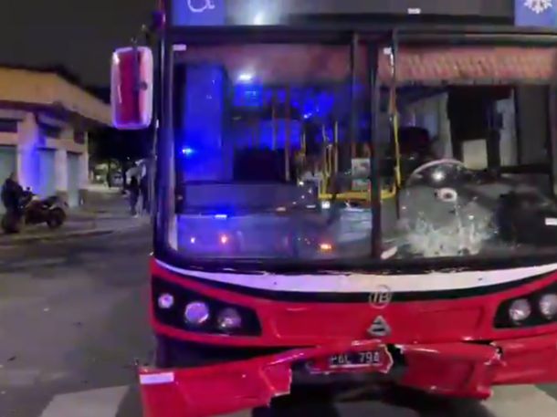 El frente del colectivo sufrió un fuerte impacto. El frente del colectivo sufrió un fuerte impacto.