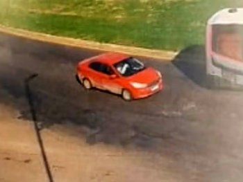 El auto rojo con el que María Victoria Caillava y Carlos Pérez viajaron a la provincia de Chaco el día después de la desaparición de Loan.&nbsp; &nbsp;