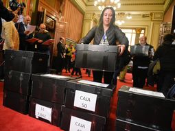 El PIT-CNT entregó las firmas para avanzar en un plebiscito contra la reforma de la seguridad social. El PIT-CNT entregó las firmas para avanzar en un plebiscito contra la reforma de la seguridad social.